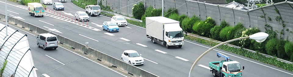 窓ガラスが割れた高速道路